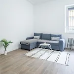 Au Pied De La Bonne Mere