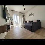 Maisonnette Renovee Avec Cour, Clim Et Metro A 5 Min