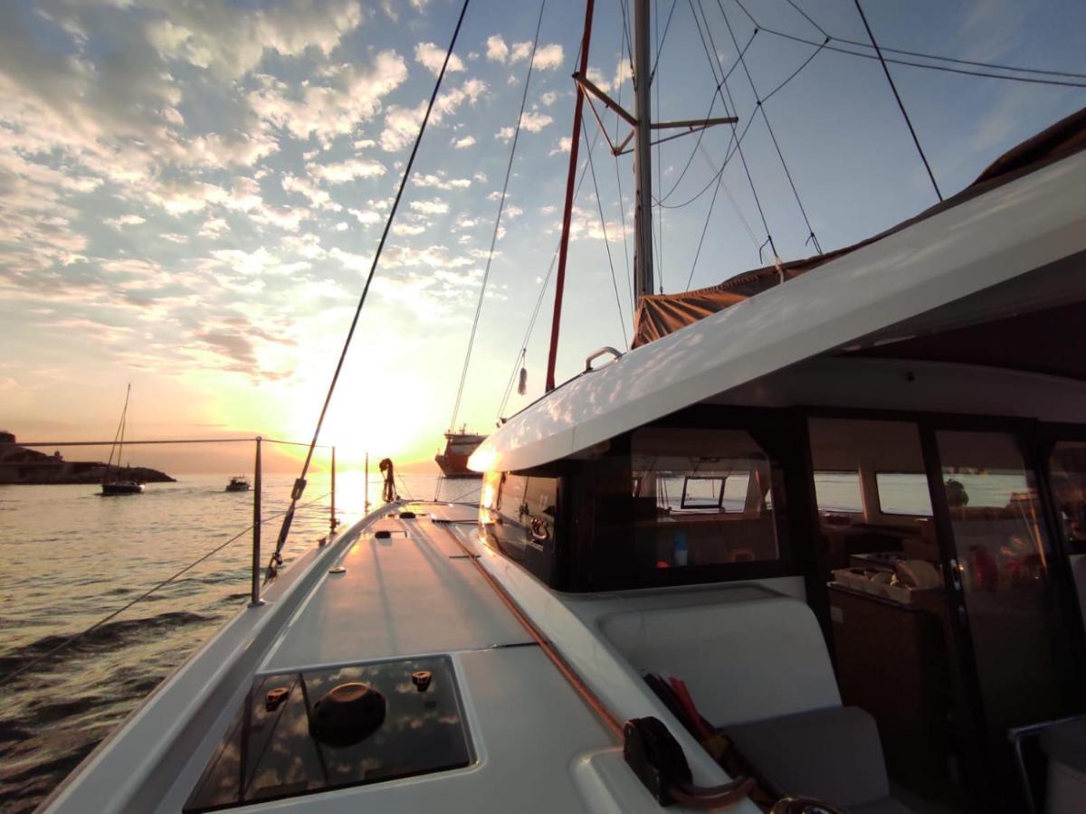 Nuit A Bord D'un Catamaran Botel