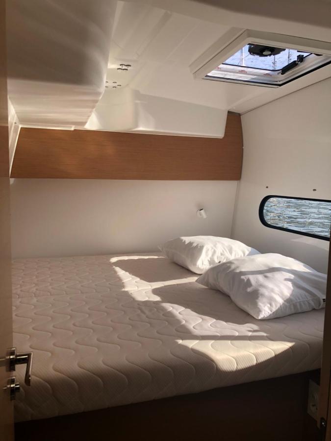 Nuit A Bord D'un Catamaran Botel