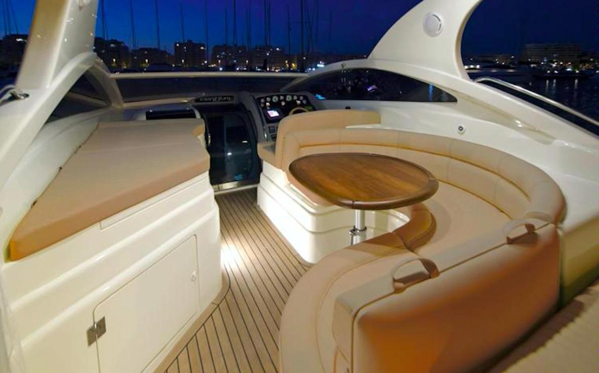 Yacht 22m Nuit Insolite Au Vieux Port, Botel *
