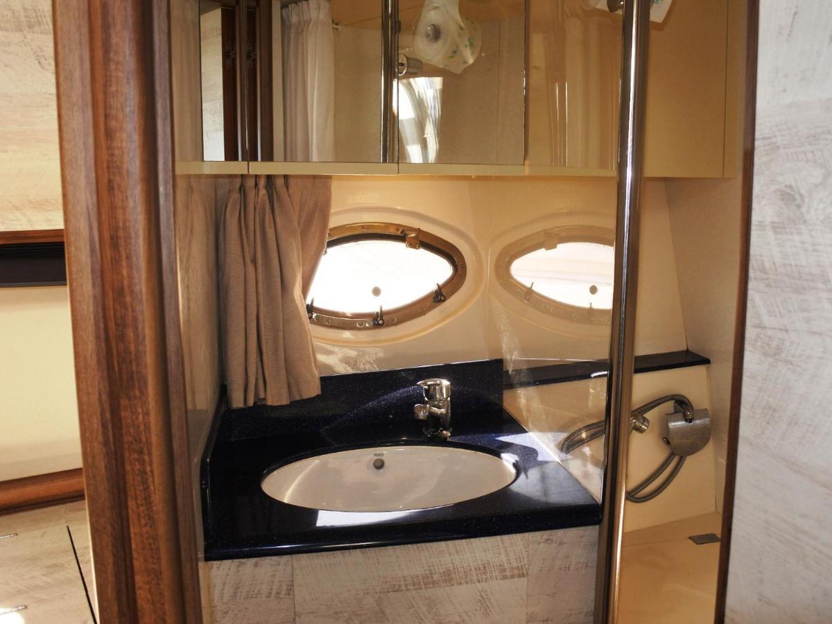 Yacht 22m Nuit Insolite Au Vieux Port, Botel *
