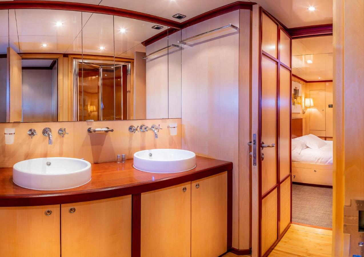 Bateau-hôtel Nuitee Sur Un Yacht D'Exception Face Au Mucem, Au Coeur Du Vieux-Port *