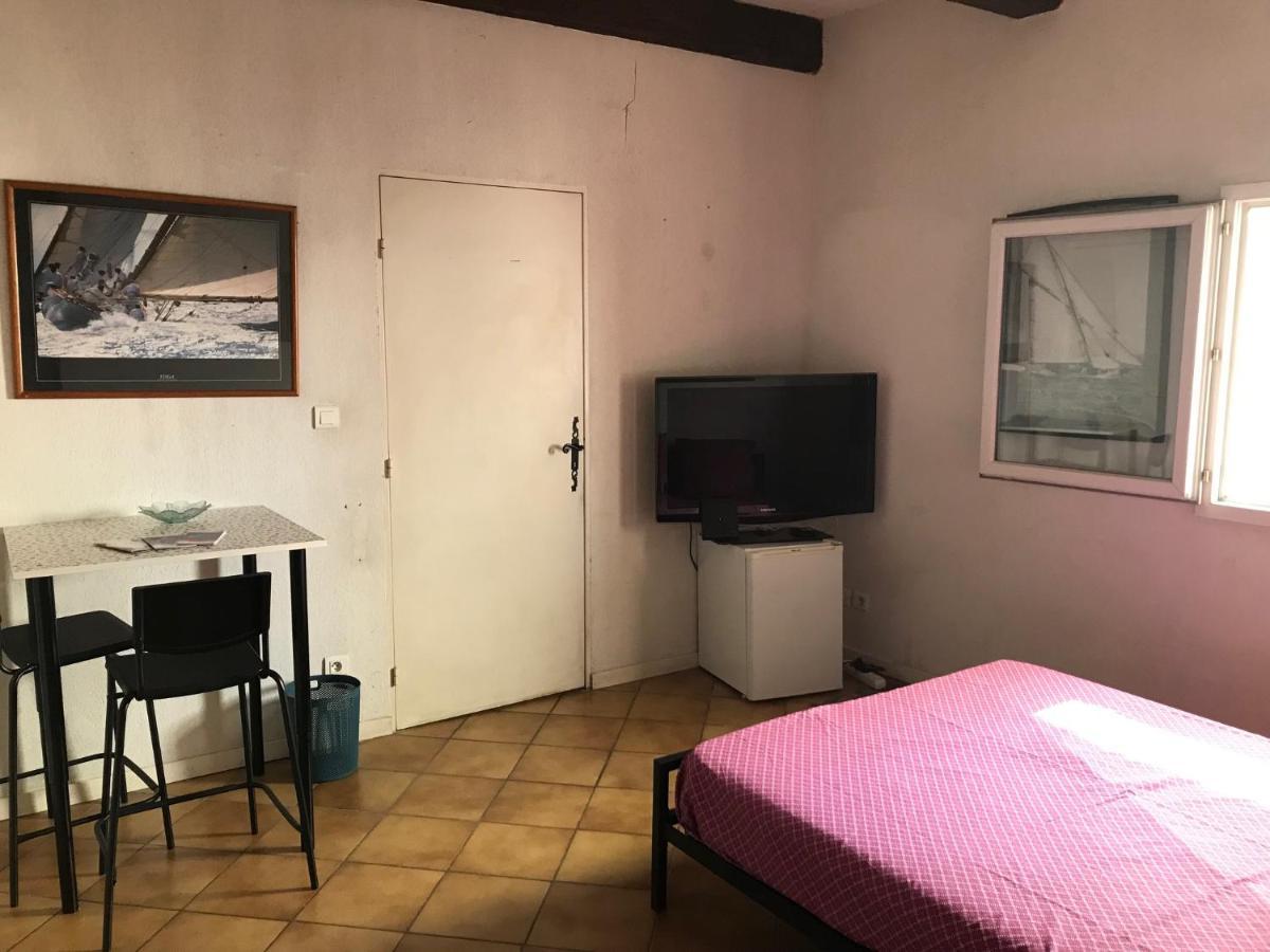 Climatisee Avec Sdb Privee Dans Avec Piscine Ouverte D'avril A Mi Octobre Guest house Marseille