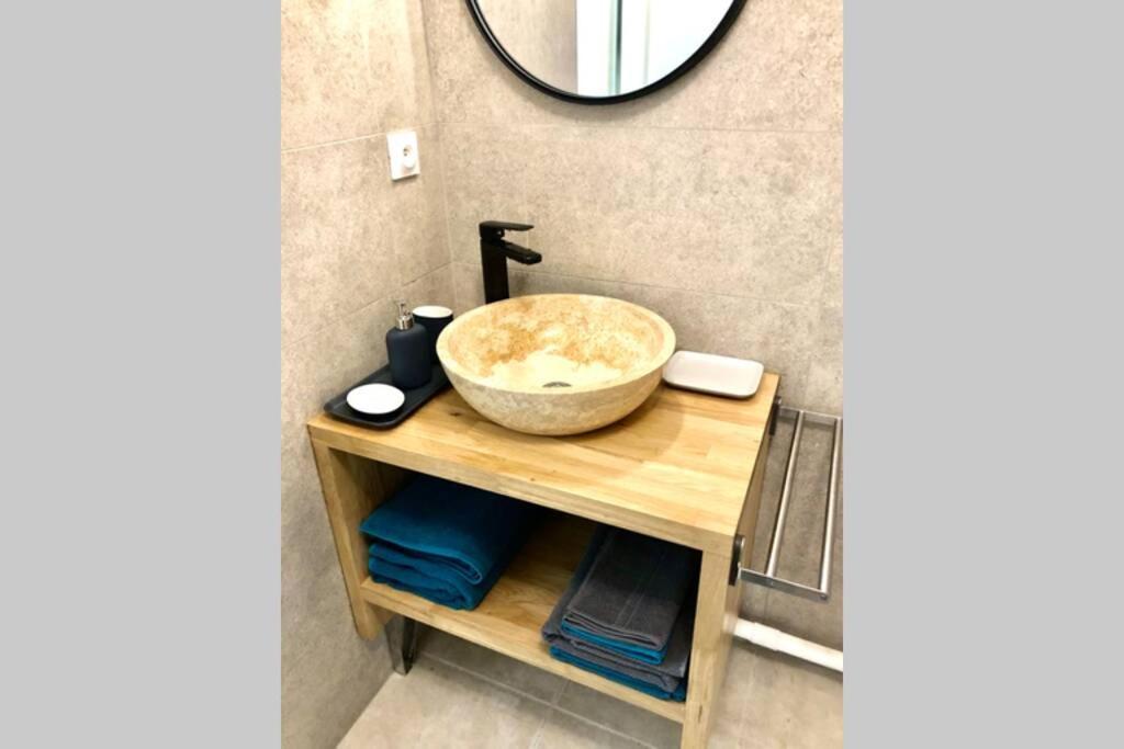 Studio Love Room Jacuzzi Privatif Prado Velodrome. Holiday home *