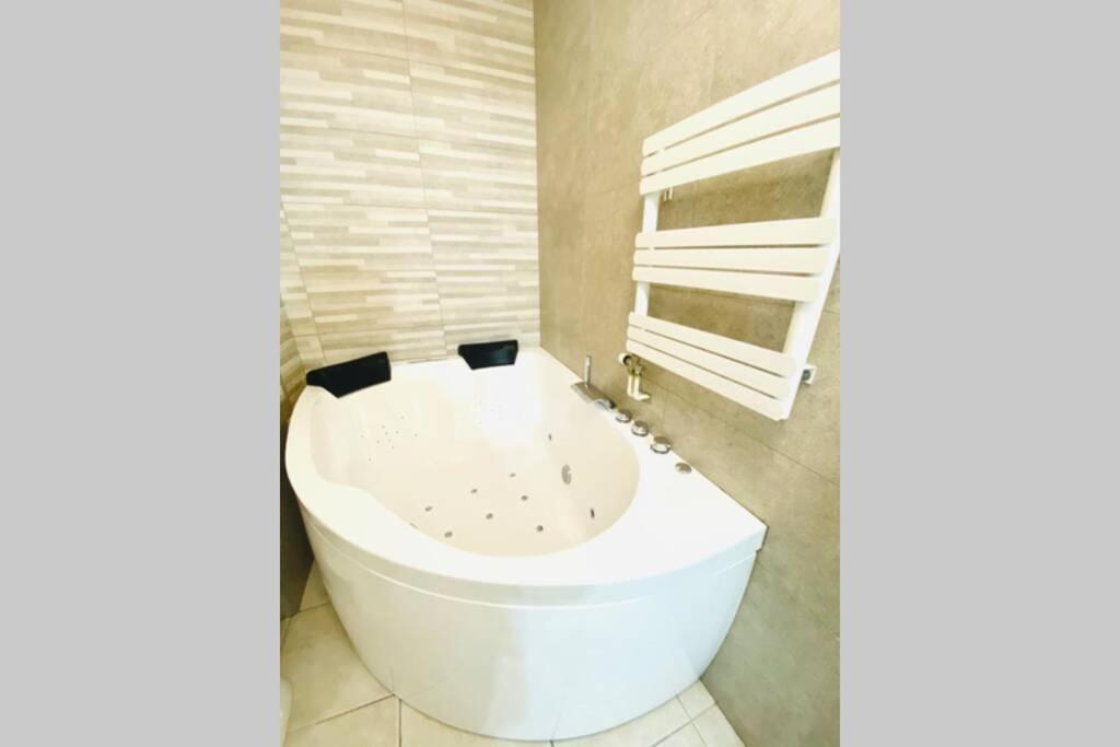 Studio Love Room Jacuzzi Privatif Prado Velodrome. Holiday home Marseille