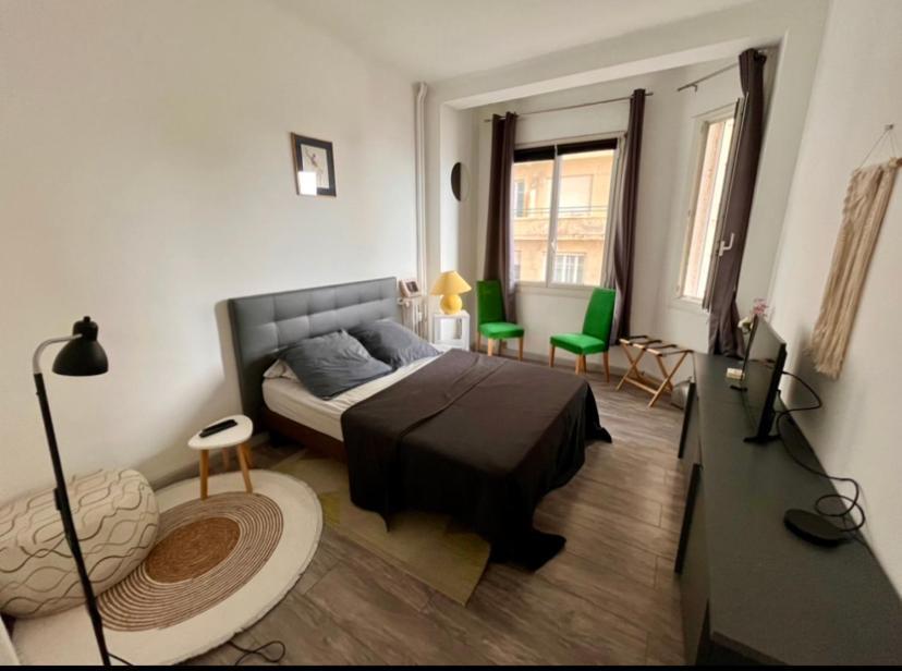 Les Catalans, Vue Apartment