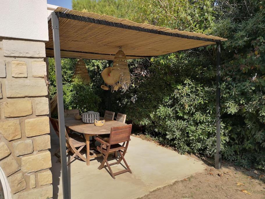 Calme Grand Jardin Bord De Mer. Parking