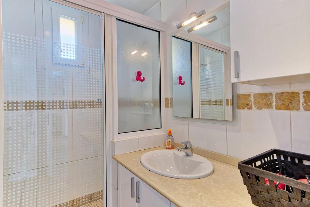Apartment T4 Avec 3 Et Balcon A Mazargues