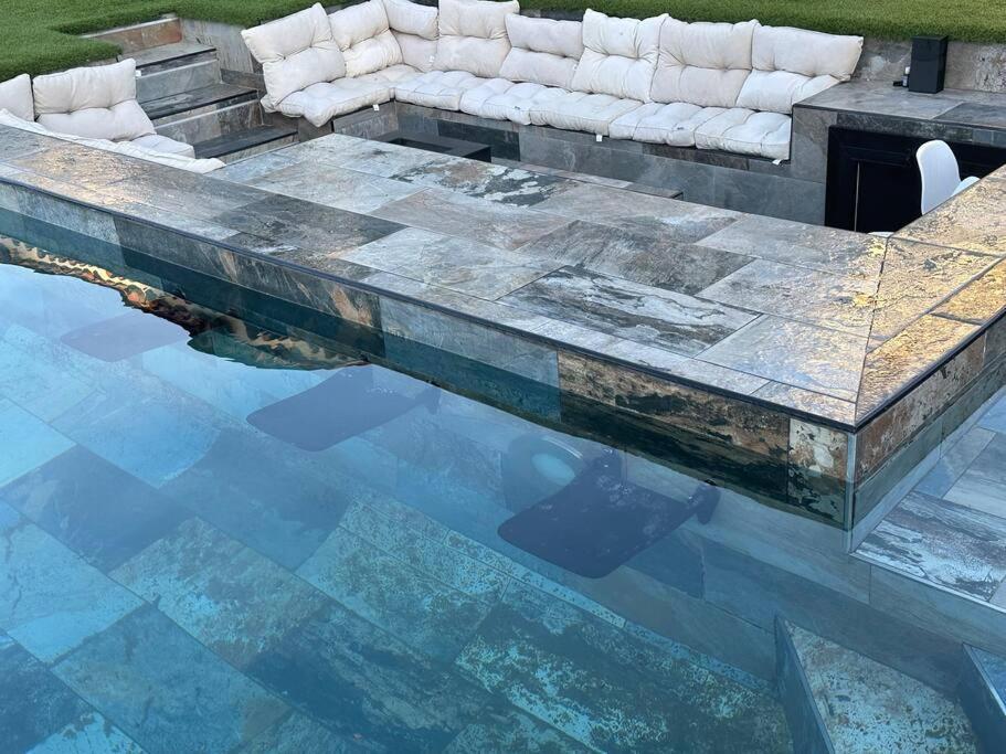 Fabuleuse -7 -14 Pers Avec Grande Piscine 2 Jacuzzis Pousada Marselha