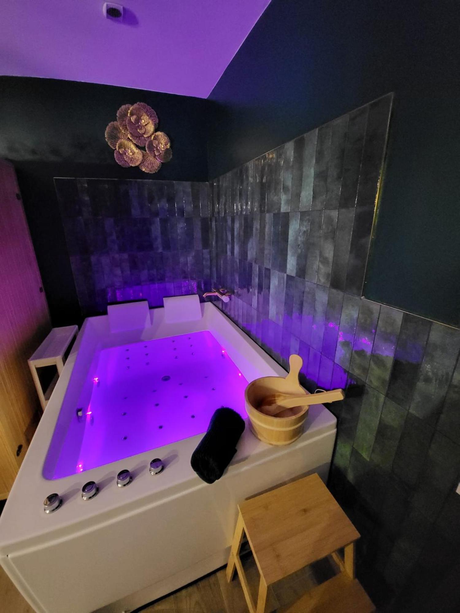 Le Speak Easy / Jacuzzi Et Sauna * Marselha