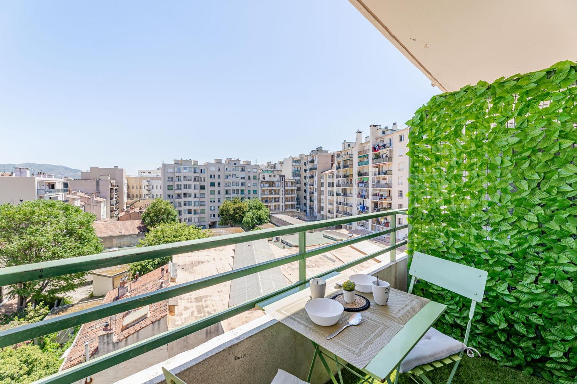 Apartment St Charles : Confortable+ Balcon