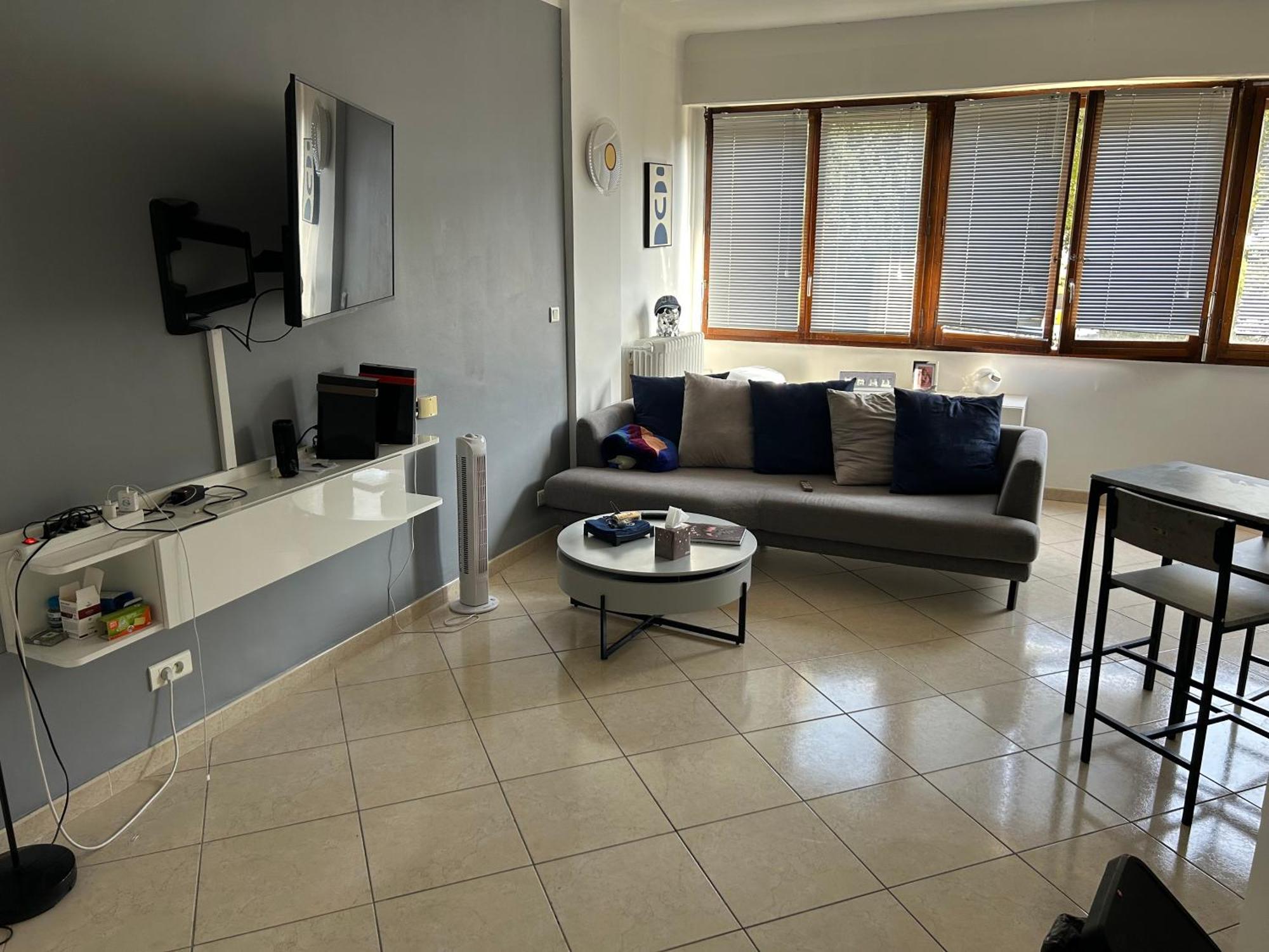 Standing, Parkings Devant Le Velodrome Apartment