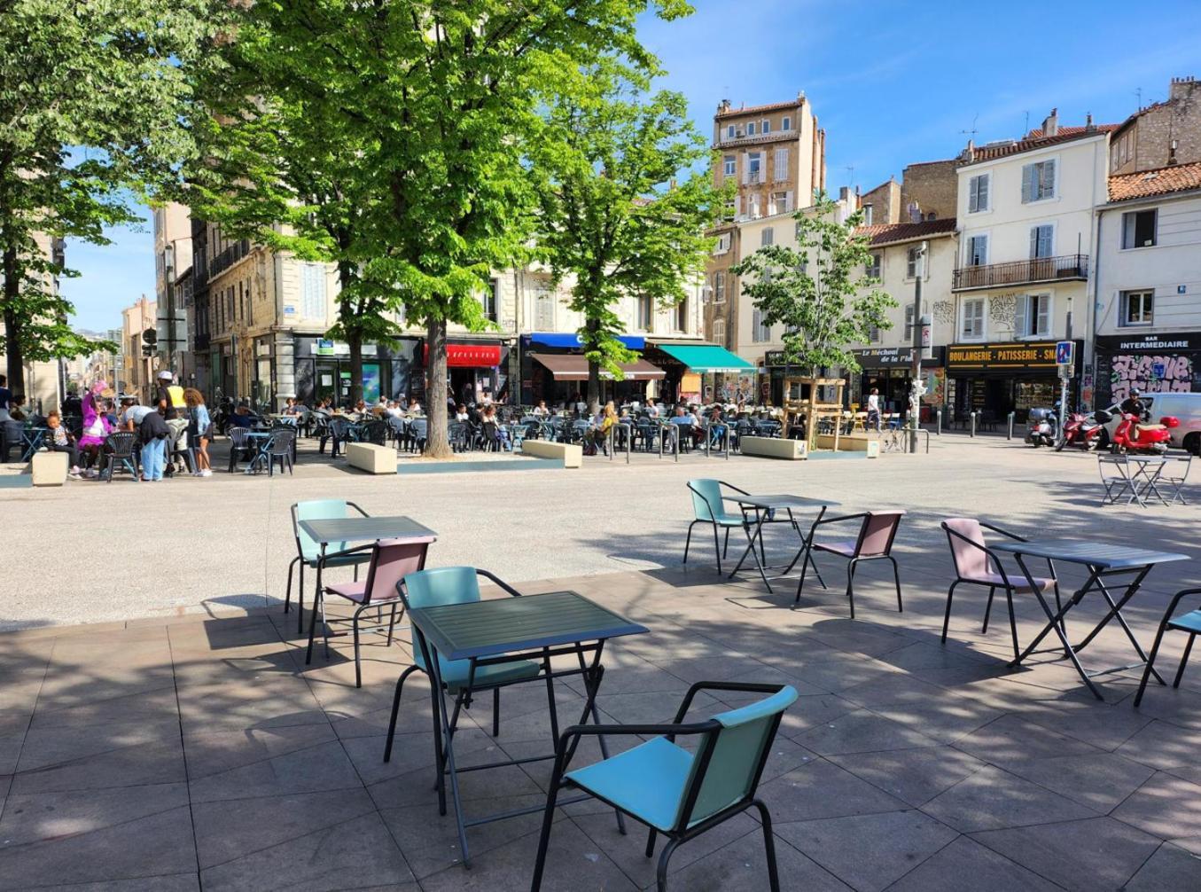 Au Coeur De La Plaine : La Vie Locale Marseilles