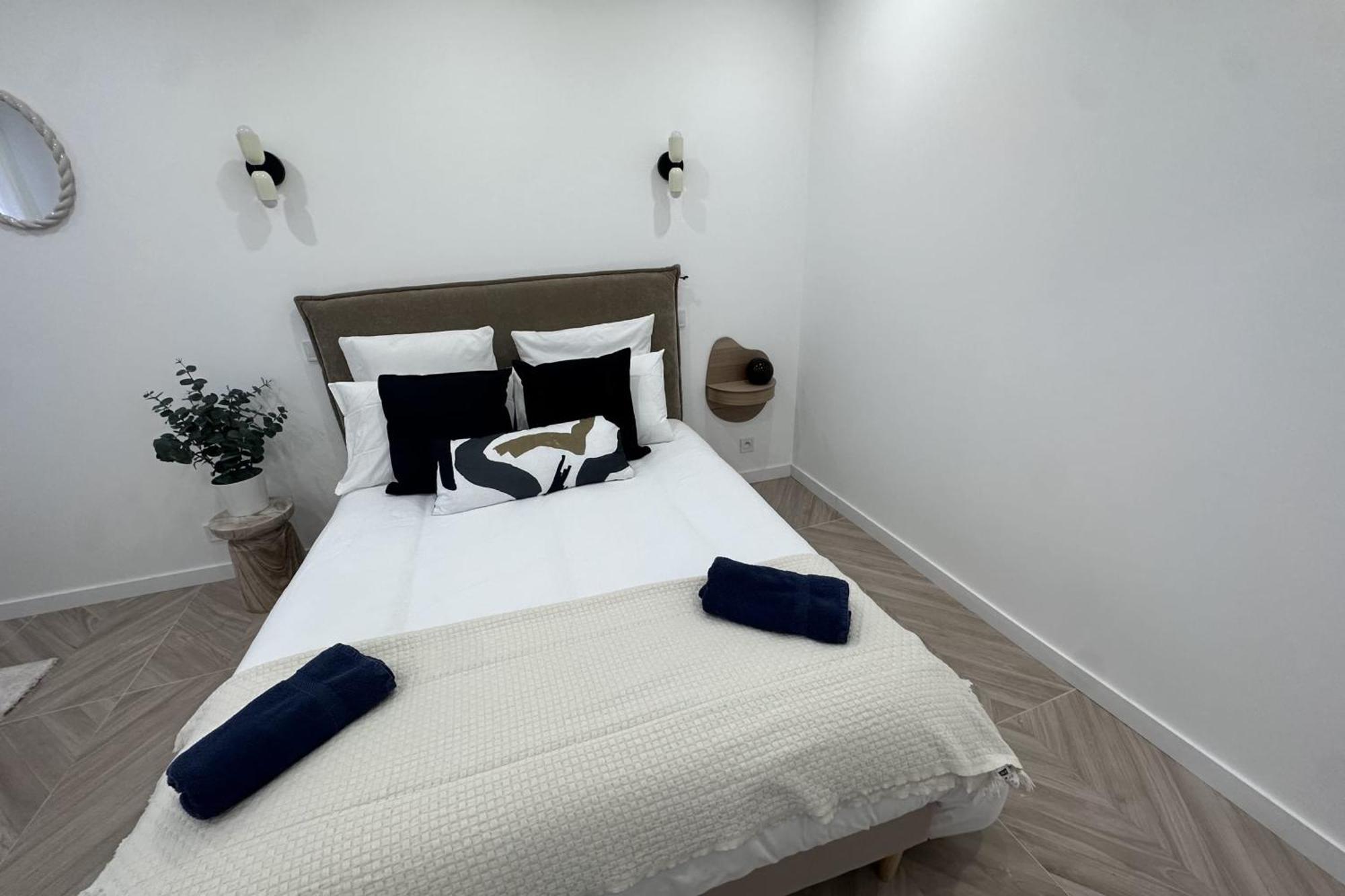 Apartment T2 For Two In The 8th - *