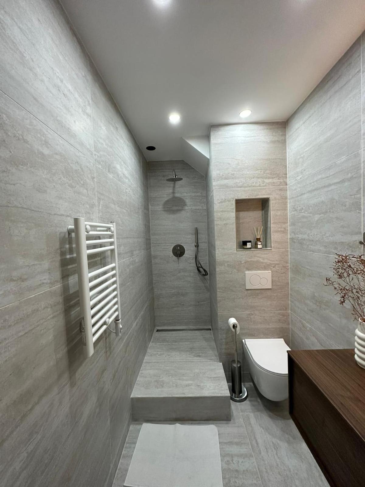 Apartment T2 For Two In The 8th -