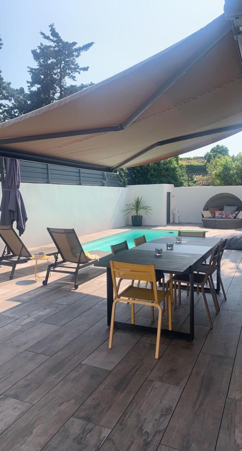 Avec Piscine Proche Et Colline Villa
