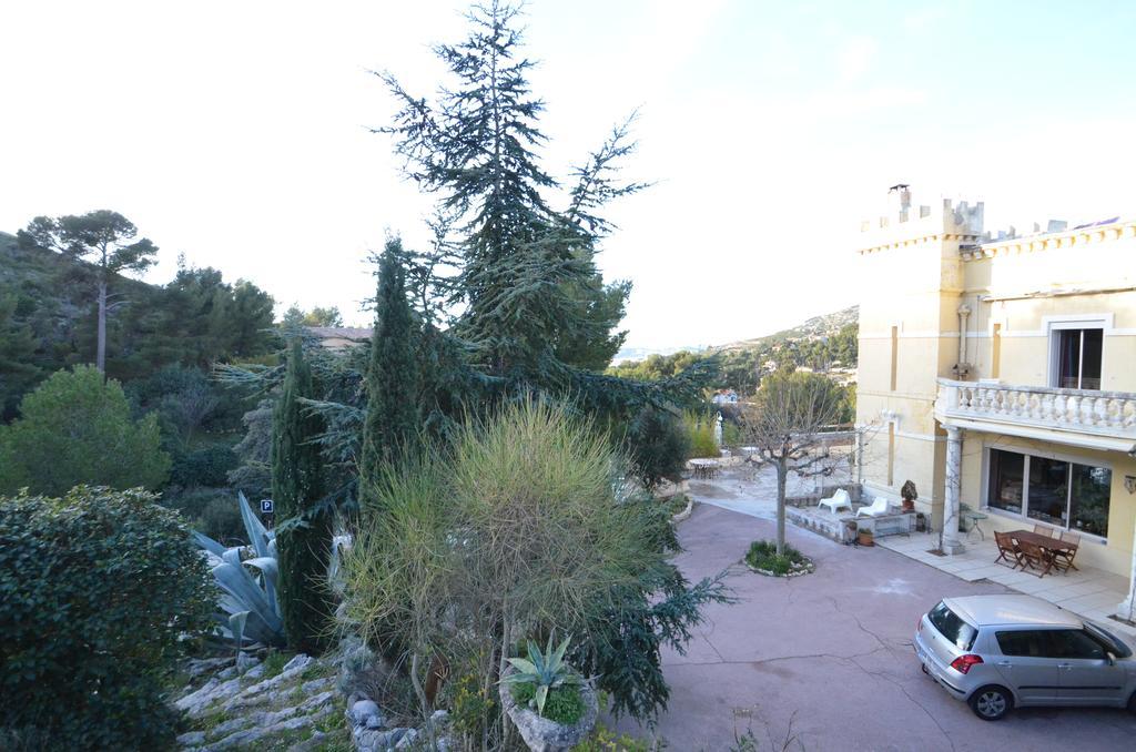 Chateau De L'aroumias Bed & Breakfast *