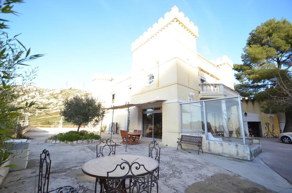 Chateau De L'aroumias Bed & Breakfast *