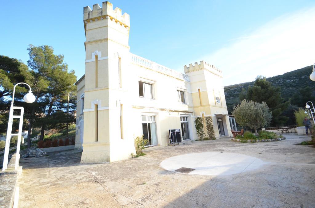 Chateau De L'aroumias Bed & Breakfast
