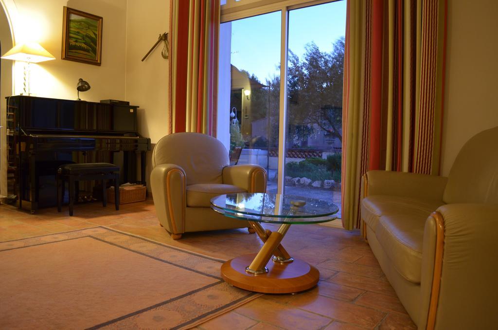 Chateau De L'aroumias Bed & Breakfast *