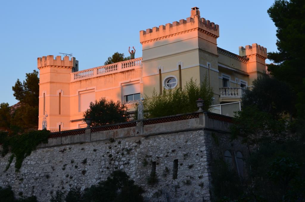 Bed & Breakfast Chateau De L'aroumias *