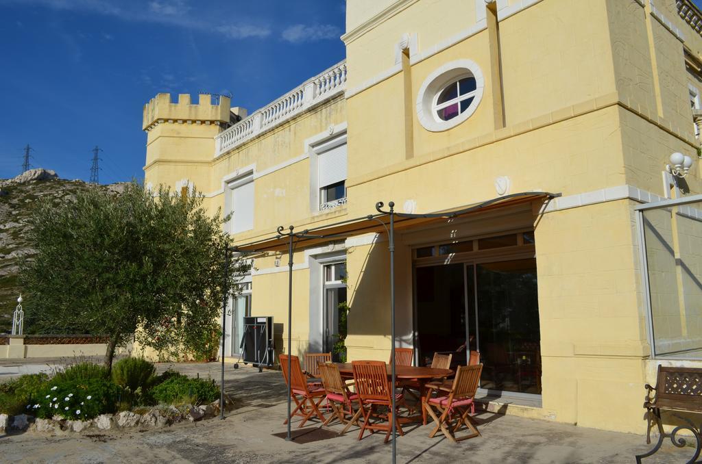 Chateau De L'aroumias Bed & Breakfast *