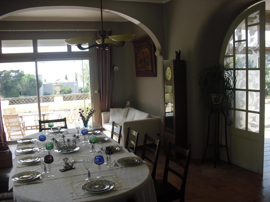 Chateau De L'aroumias Bed & Breakfast